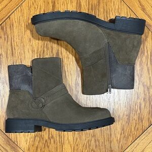 *CLARKS* Olive Suede Opal Rose Ankle Boots w/ Side Zip NWT Size 11W
